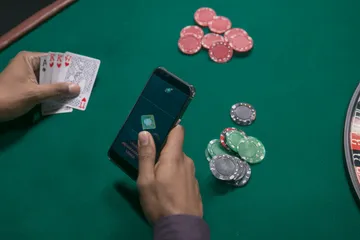 সোনালি কয়েনের ঝর্ণার মধ্যে ঘূর্ণায়মান একটি রুলেট চাকার ক্লোজ-আপ—যা 5666BEF–এ গভীর ক্যাসিনো অ্যাকশনকে তুলে ধরে।